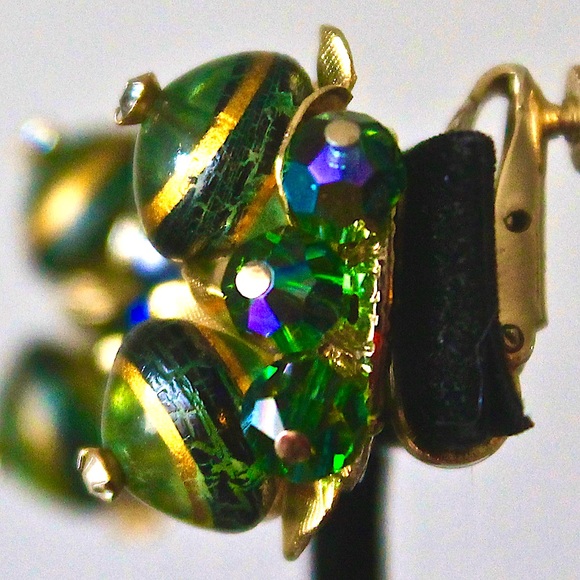 VENDOME EARRINGS GREEN DEPRESSION GLASS & GREEN CRYSTALS GOLD VINTAGE CLIP ON - Picture 5 of 8